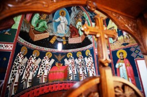 Ove Svele maler ikoner som skal på plass i klosterkirkens nye ikonostas.