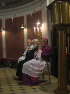 I forgrunden to biskopper, en katolsk og en ortodoks