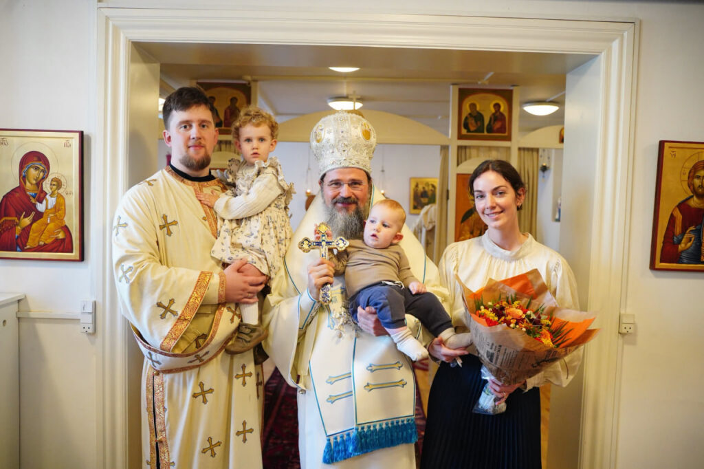 Fader diakon Adam, Sara, Biskop Macarie med Elias Ulrich på armen og diakonissa Josephine.